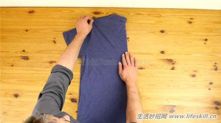 旧T恤巧改造，做出环保又便利的生活用品。