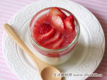 不用明胶也能做出滑嫩美味的草莓鲜奶酪