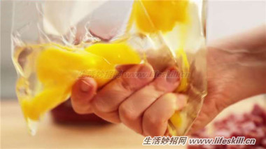 教你用保鲜袋制作早餐蛋卷，无油腻更健康~