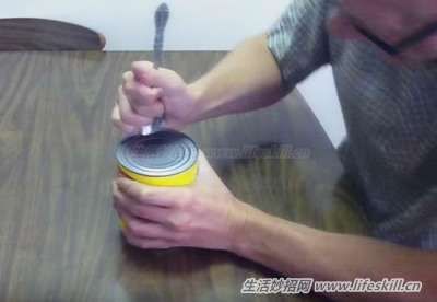 吃罐头没有开罐器？不用烦，教你用汤匙来搞定！