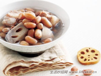 秋冬滋补：莲藕花生排骨汤