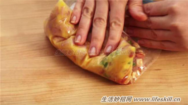 教你用保鲜袋制作早餐蛋卷，无油腻更健康~