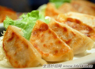 做煎饺不粘锅的小妙招