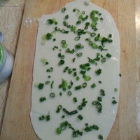 鸡蛋葱油饼的做法