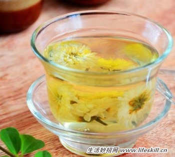 补水、降火的柠檬菊花茶