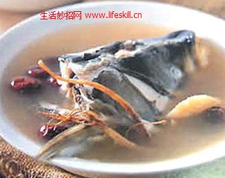 参须红枣炖鲈鱼