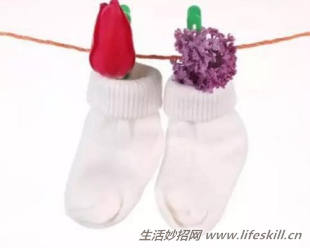 白袜子穿脏了怎样洗白白？