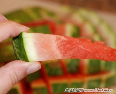夏天来了 教你一个方便吃西瓜的妙招