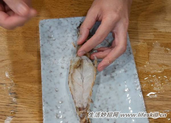 大明虾开背去肠泥小技巧