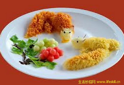 松鼠戏果