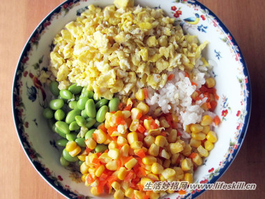 不用翻炒轻松做出米粒分明、色味俱佳的蛋炒饭
