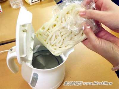 巧用电热水壶快速煮面吃