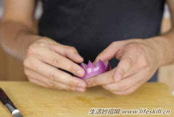 巧将洋葱变莲花做摆盘