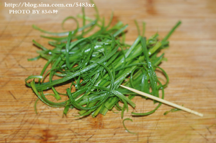 巧用牙签轻松“切”出漂亮的葱丝