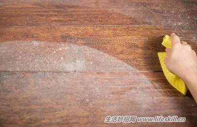 桌子擦完没多久又沾灰尘？教你一招轻松解决。
