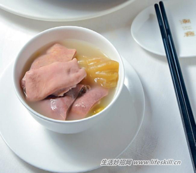 天气寒冷，来碗胡椒咸菜猪肚汤来暖胃