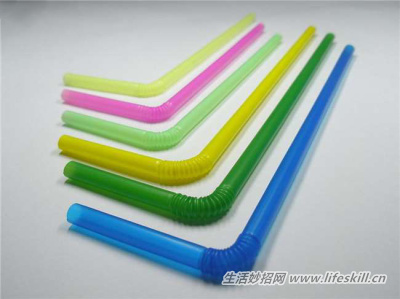 缝隙中的灰尘怎么清理？巧用吸管来帮忙！