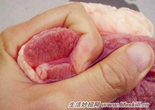 如何鉴别注水猪肉？