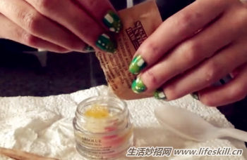 自制唇部磨砂膏