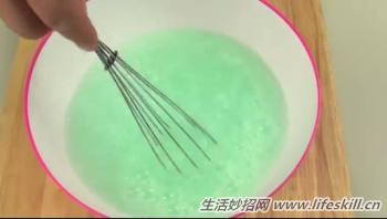 巧用白醋和护发素制作织物柔顺剂