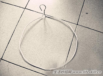 巧用废旧晾衣架制作垃圾架