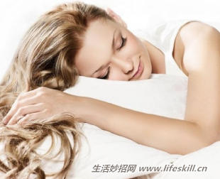 怎样防止睡醒觉后头发乱糟糟的？