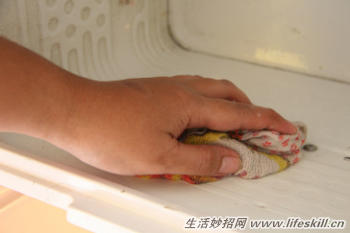 巧给冰箱除冰除霜