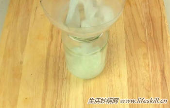 巧用白醋和护发素制作织物柔顺剂