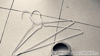 巧用废旧晾衣架制作垃圾架