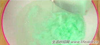 巧用白醋和护发素制作织物柔顺剂