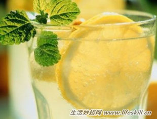 秋季干燥咽喉疼，喝什么茶最润喉？