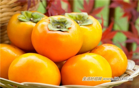 柿子和酸奶或螃蟹一起吃会中毒吗？