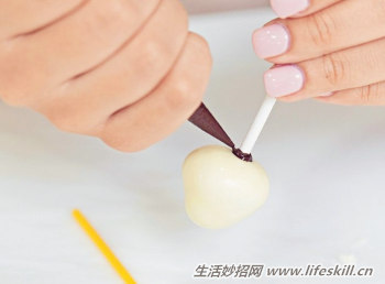 情人节，做一束朱古力玫瑰送给最爱的人！