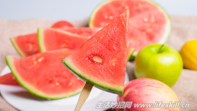 西瓜清热解暑功效多，但这几类人却不宜吃！